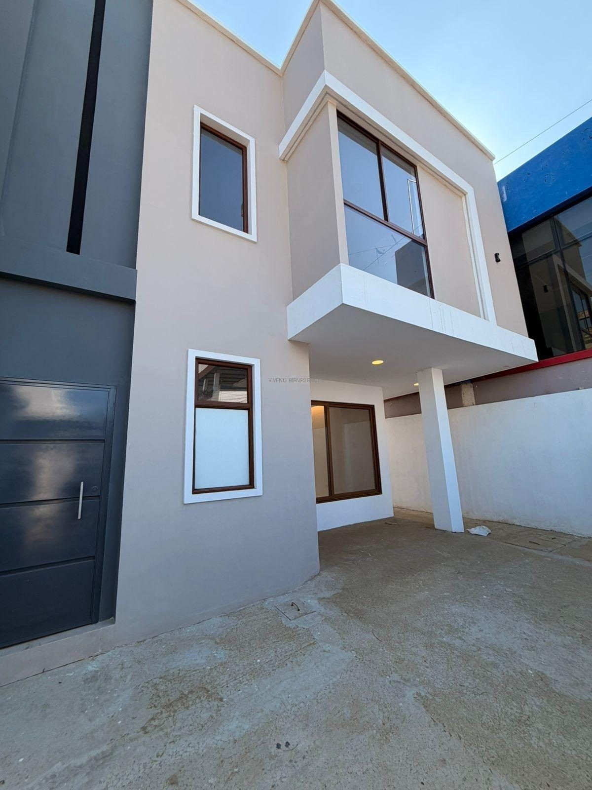 ¡Moderna Casa de Dos Plantas en Venta!