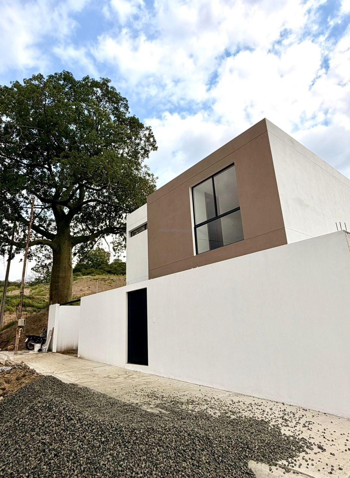 Villa en Venta | Urbanización Privada • Patio • Garaje